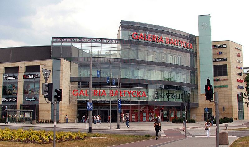 Gdańsk: biegał z ostrą maczetą po centrum handlowym. Zranił człowieka i zaatakował policjantów