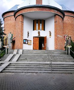 Figury świętych zdemolowane. Stały zaledwie miesiąc