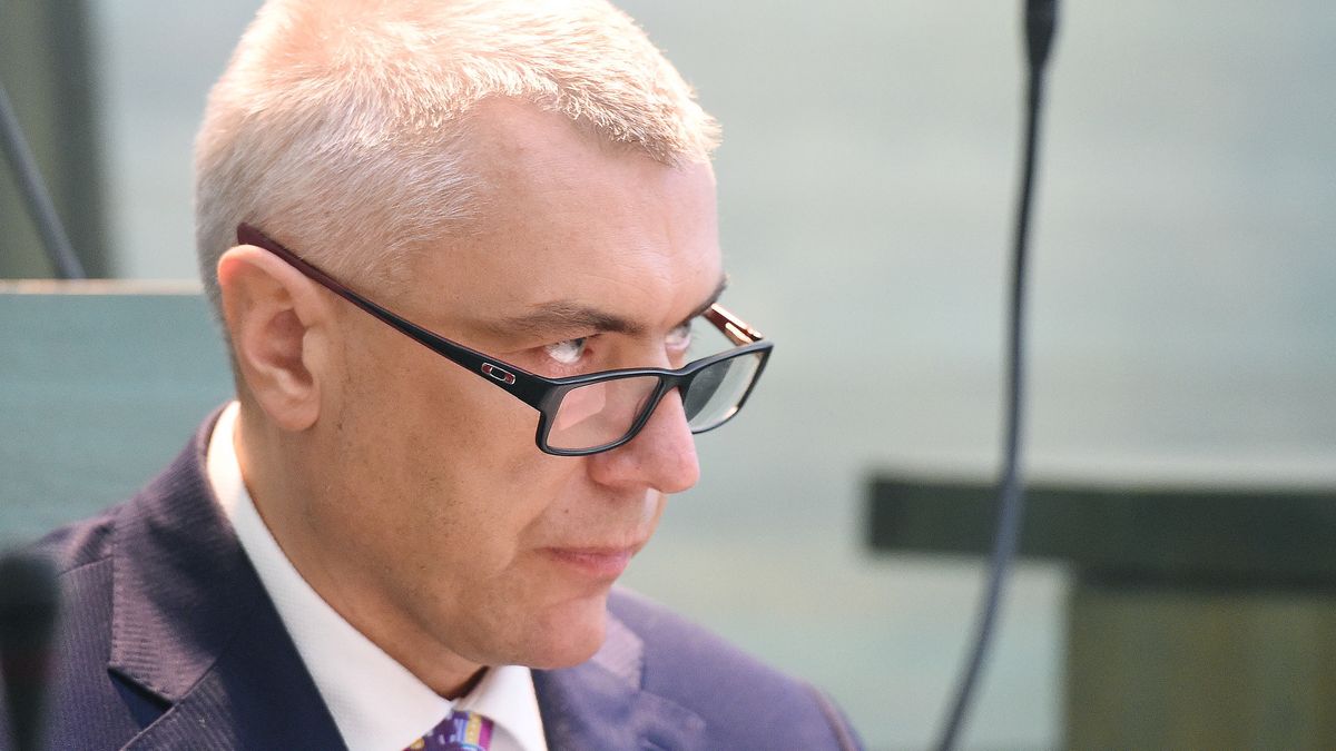 Roman Giertych przypomina Banasiowi los byłego szefa KNF.  "Podał się do dymisji i tydzień później już siedział".