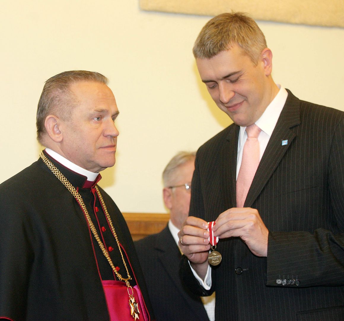 Roman Giertych wręczył medal ks. Jankowskiemu