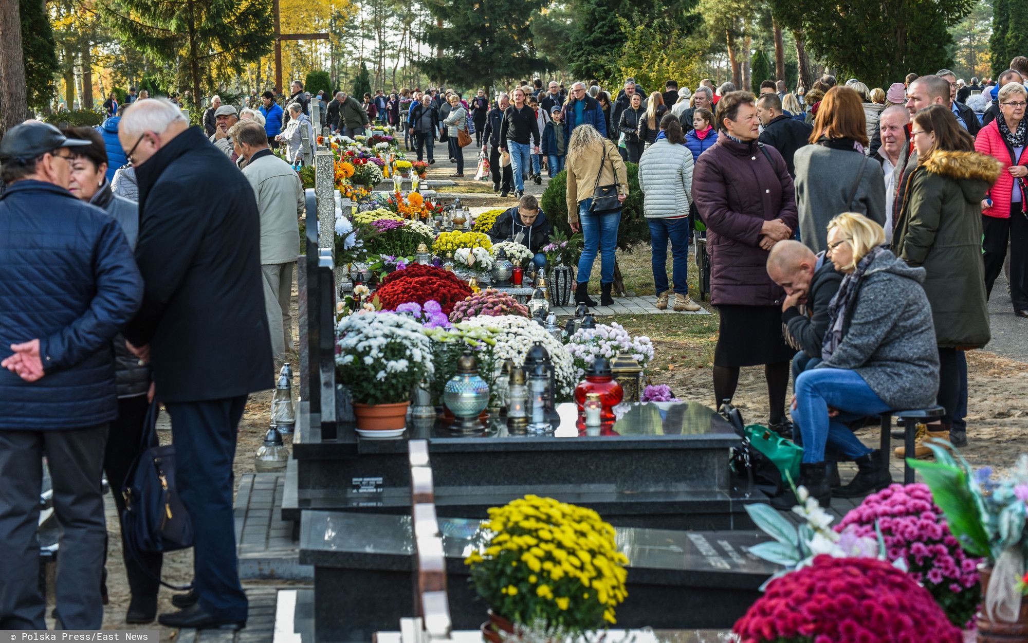 Wszystkich Świętych to dla wielu młodych osób przykry obowiązek