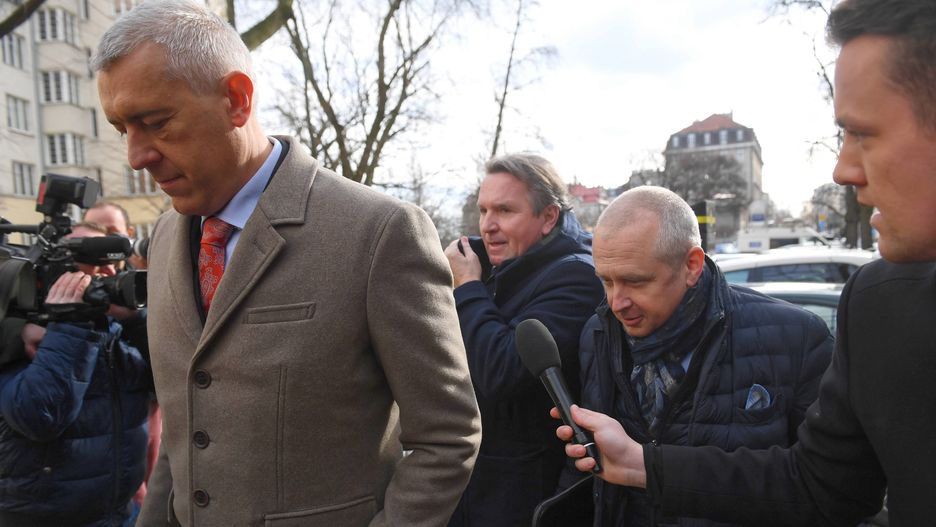 Roman Giertych, Gerald Birgfellner i Jacek Dubois wchodzą na przesłuchanie do prokuratury. Luty 2019 roku.