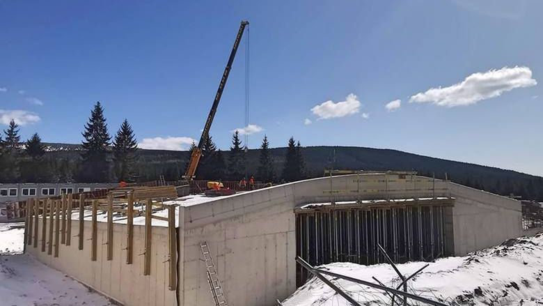 W Jakuszycach powstaje Dolnośląskie Centrum Sportu, na polanie stoją już pierwsze budynki.