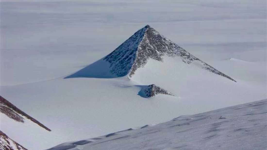 Tajemnicze piramidy na Antarktydzie. Skąd się wzięły na lądzie skutym lodem?