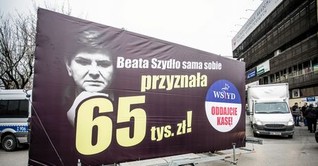 PO urządza "Konwój wstydu" z wizerunkami ministrów. Radni PiS szykują odpowiedź