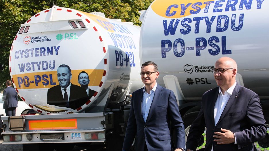 Wybory parlamentarne 2019. Mateusz Morawiecki i Joachim Brudziński podczas prezentacji "cystern wstydu PO-PSL" (zdj. arch.)