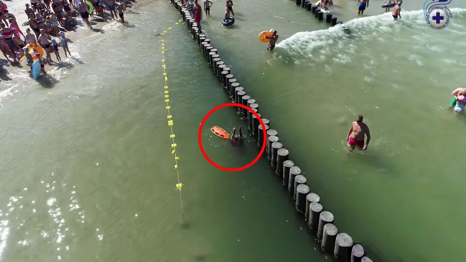 Pokaz ratowników WOPR na plaży w Ustce - niebezpieczeństwo przy falochronach