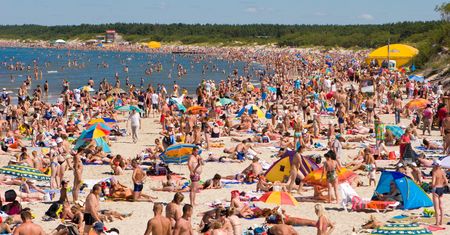 Sprawdź, czy wiesz czego nie robić na plaży. Rozwiąż quiz i zobacz, za co grozi mandat