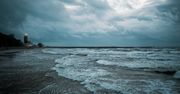 Morze zabrało plażę w Gdyni. “Będzie coraz gorzej, bo sztormy są częstsze, a poziom wody wyższy”