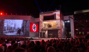 Swastyki w Warszawie i śpiewający De Mono aktor-"nazista". Na Placu Piłsudskiego coś poszło nie tak