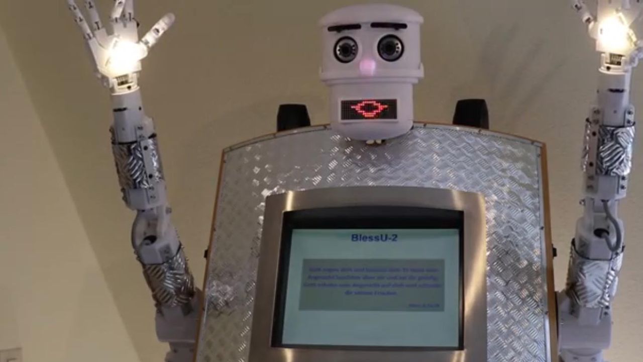 Robot zamiast księdza: w niemieckim kościele maszyna błogosławi wiernych. Po polsku