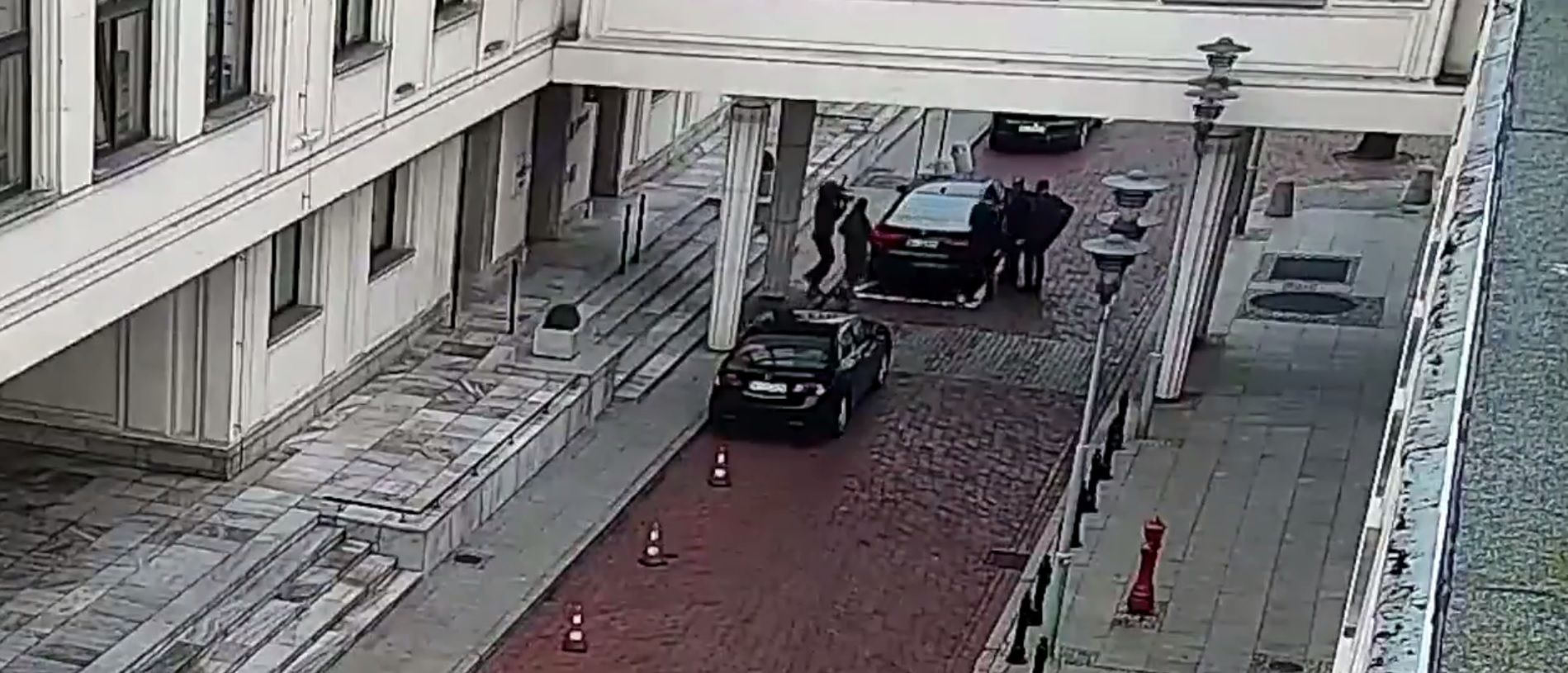 Monitoring senacki. Na ujęciu widać moment zderzenia się operatora TVP Info z dyrektor gabinetu marszałka Grodzkiego.
