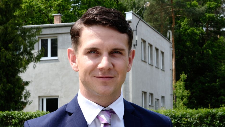 Antek Królikowski w filmie "Polityka" Patryka Vegi gra postać inspirowaną m.in. Bartłomiejem Misiewiczem