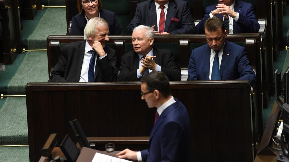 Mateusz Morawiecki w czasie expose, w tle Jarosław Kaczyński