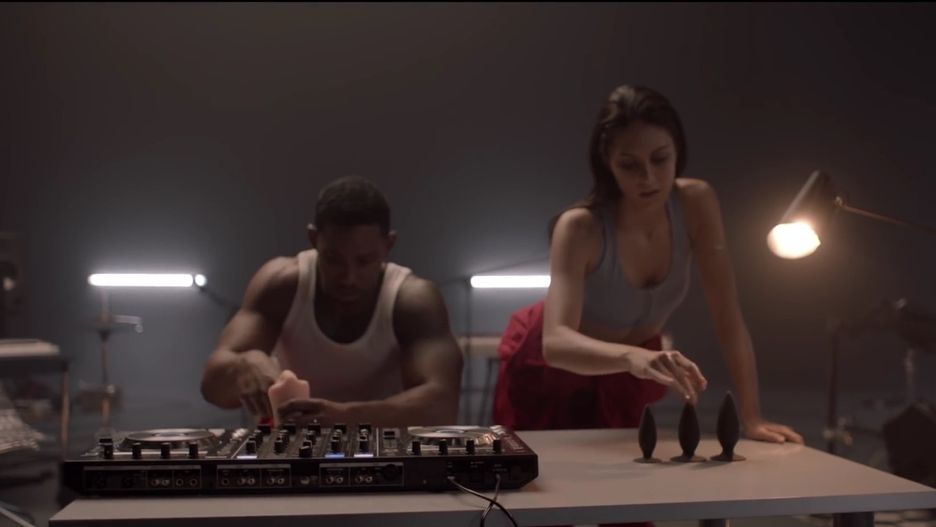 Kontrowersyjny teledysk reklamuje nową serię sex-gadżetów sprzedawanych przez popularny serwis dla dorosłych.
