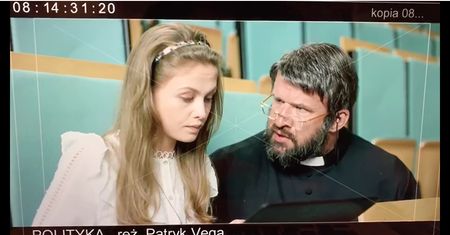 "Polityka": mamy nowy fragment. Marsz LGBT i komuniści w lesie