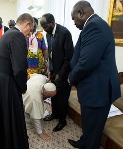 Bezprecedensowy gest papieża Franciszka. Ucałował stopy skonfliktowanych przywódców