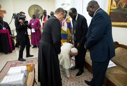 Bezprecedensowy gest papieża Franciszka. Ucałował stopy skonfliktowanych przywódców