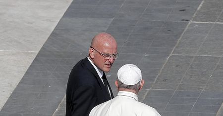 Skandal w Watykanie. "Anioł stróż papieża" odchodzi