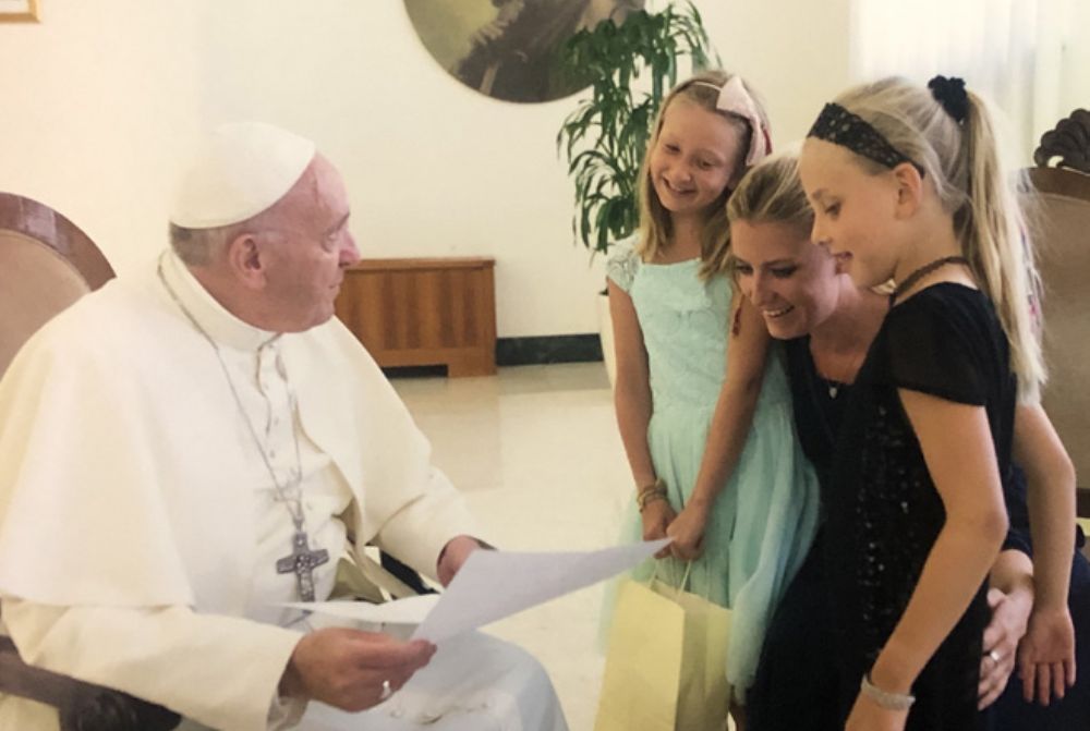 Magdalena Wolińska-Riedi z córkami u papieża