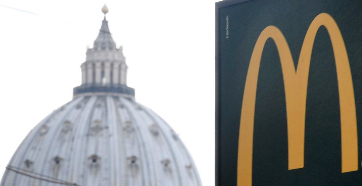 Pierwszy McDonald's w Watykanie otwarty. "To perwersja"