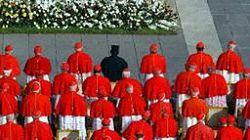 Kardynałowie podczas uroczystości na placu św. Piotra