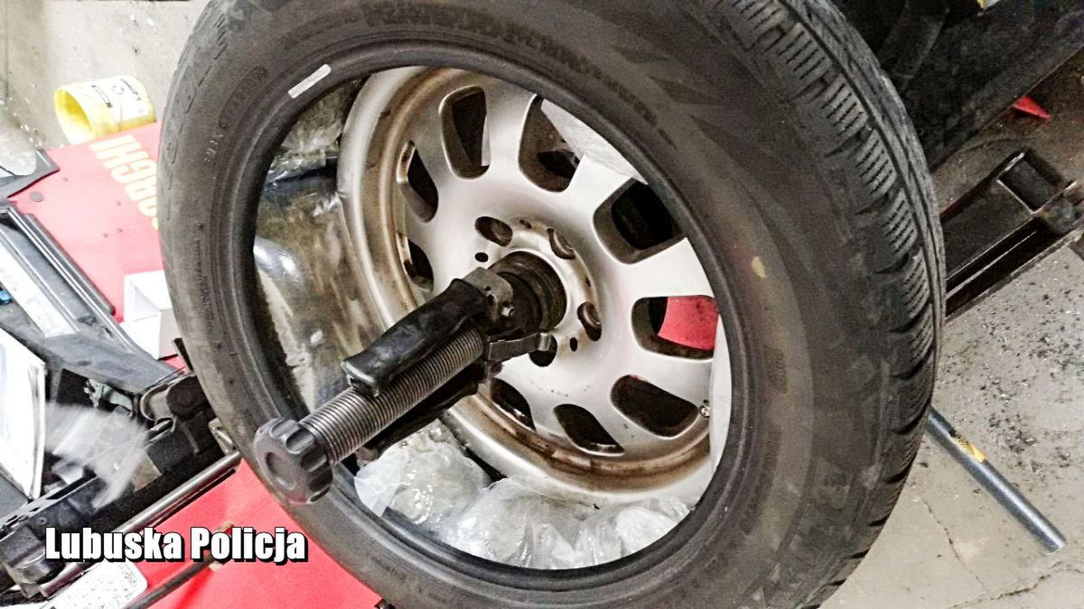 Kostrzyn nad Odrą. Policjanci znaleźli narkotyki ukryte w kołach samochodu 