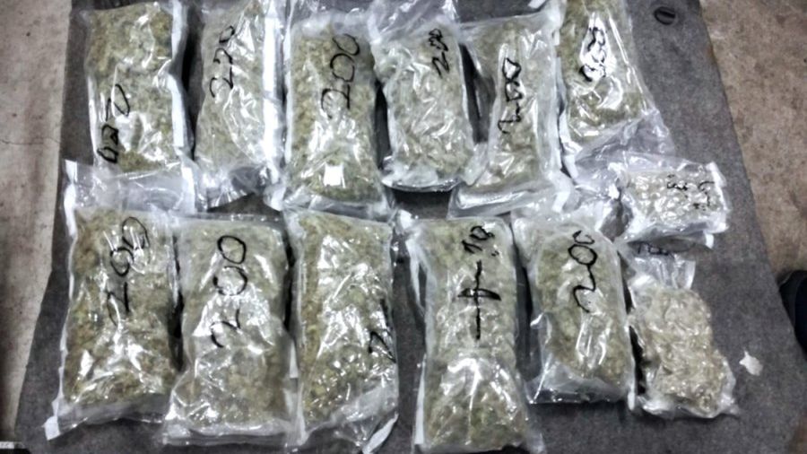 12 kg marihuany znaleźli policjanci w autach