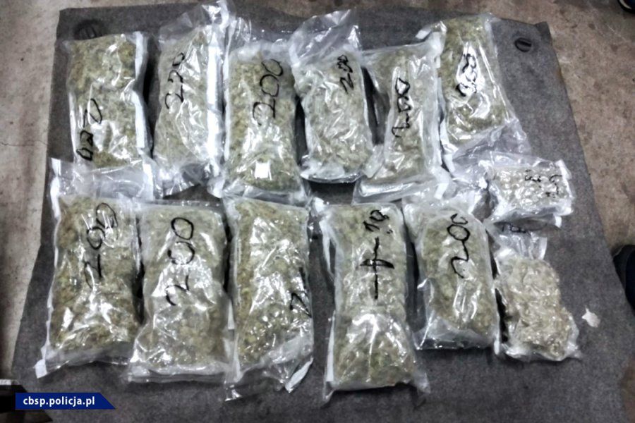 12 kg marihuany znaleźli policjanci w autach