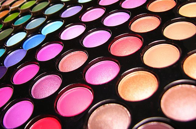 Paleta kolorowych kosmetyków 