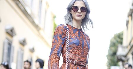 STREET STYLE: Sukienka we wzory i sportowe buty