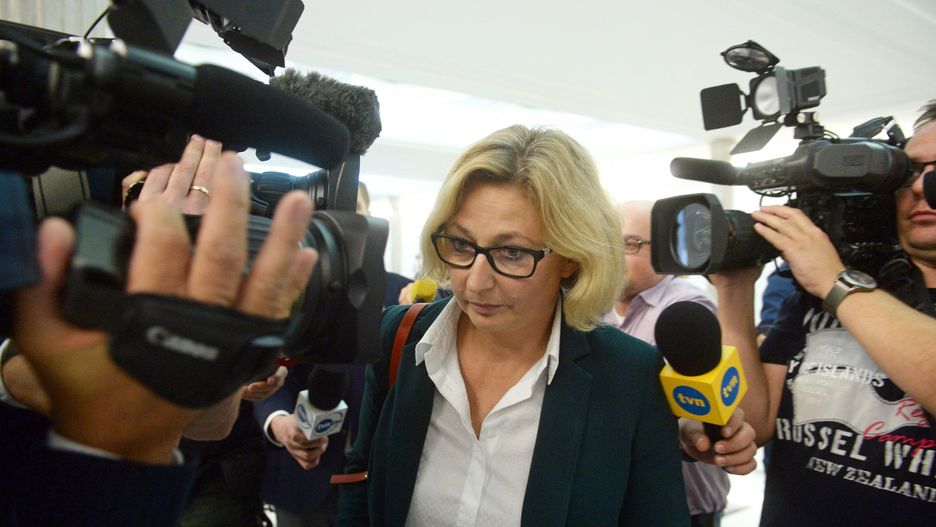 Sejm. Małgorzata Motylow opuszcza posiedzenie komisji do Spraw Kontroli Państwowej (zdj. arch.)