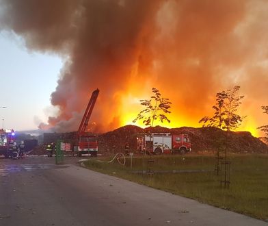 Wielki pożar w sortowni śmieci w Olsztynie. W akcji 35 jednostek straży pożarnej