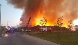 Wielki pożar w sortowni śmieci w Olsztynie. W akcji 35 jednostek straży pożarnej