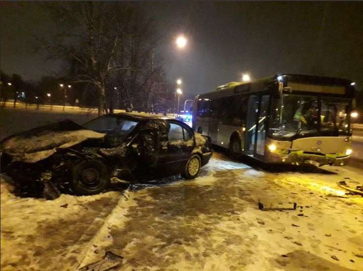 Olsztyn. O włos od tragedii. Kierowca BMW "driftował" po śniegu. Mamy nagranie