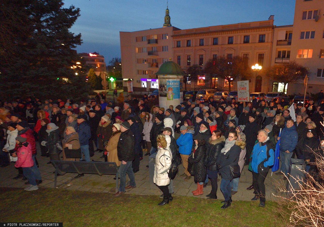 Olsztyn. Dwa wiece ws. Pawła Juszczyszyna. Odczytano uchwały, które podarł Maciej Nawacki