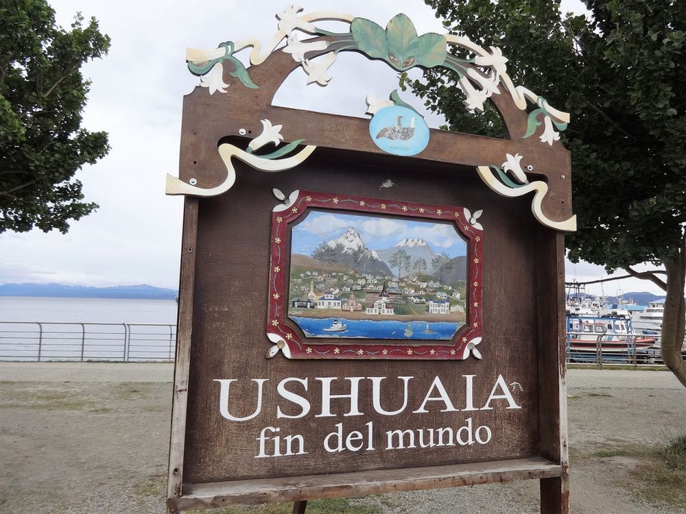 Oto obowiązkowy punkt każdego turysty odwiedzającego Ushuaia - tablica, informująca, że to tu jest "koniec świata"