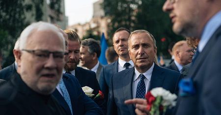 Schetyna: komuś zależy na tym, by niszczyć symbole - to skandaliczne