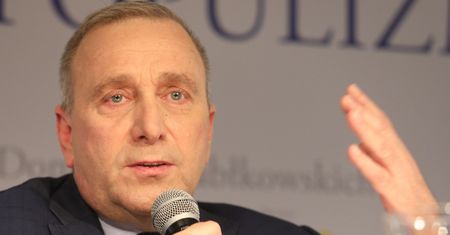 Tomasz Sekielski i jego film. "Tylko nie mów nikomu" wprowadza kampanię na nowy poziom. Schetyna uderza w PiS