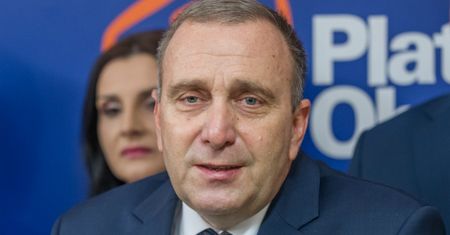 Schetyna nawołuje Polaków do złego? "Naraża ludzi na długi"