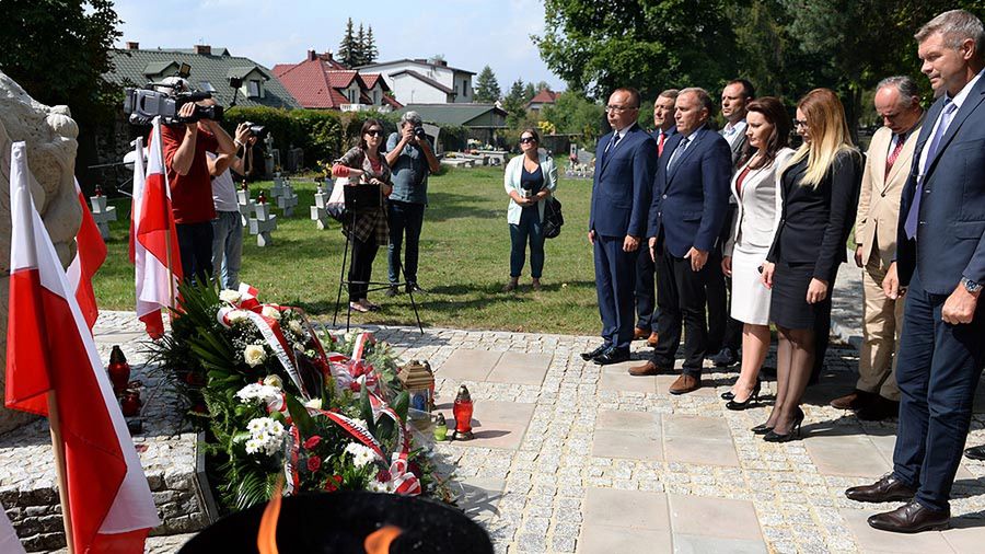 Grzegorz Schetyna po złożeniu kwiatów na kwaterze żołnierzy poległych na Cmentarzu Starym w Kielcach