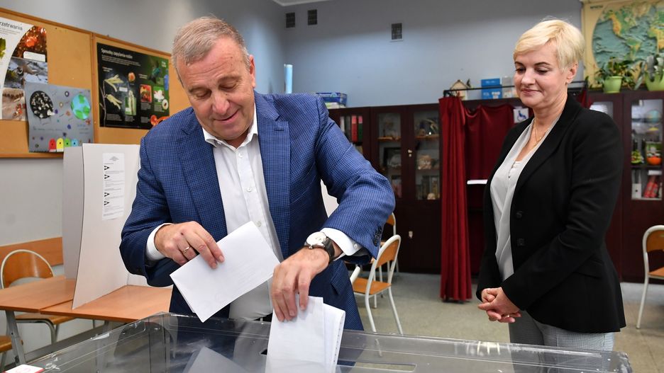 Grzegorz Schetyna i Kalina Rowińska-Schetyna podczas głosowania w niedzielnych wyborach.