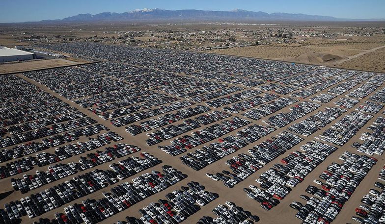 Składowisko na pustyni w Kalifornii pełne samochodów
