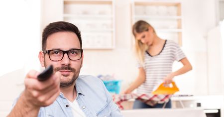 On czyta o finansach, ona - o modzie. ''To seksizm''