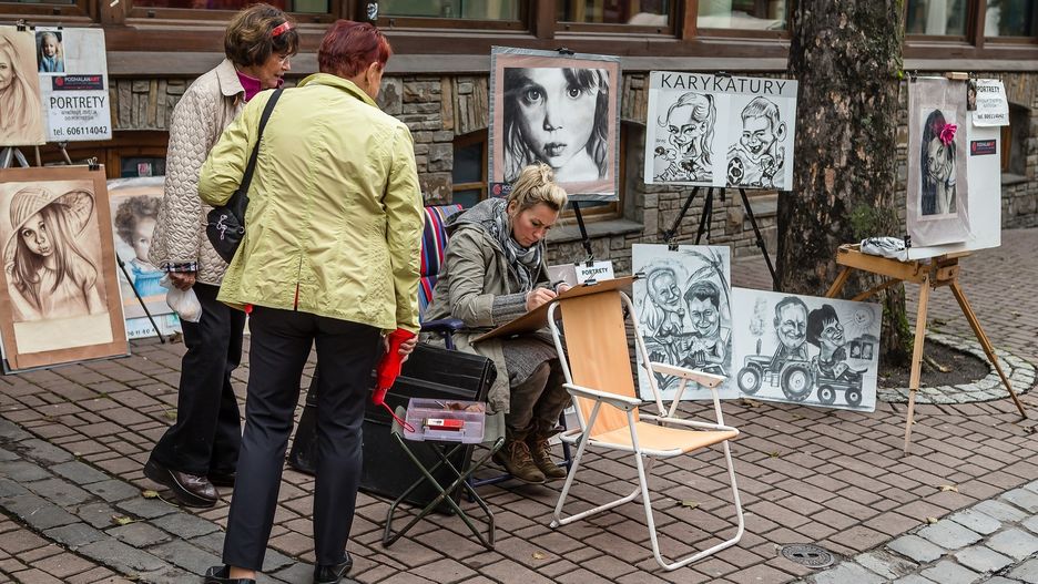 Turystyczne kurorty latem wypełnione są przez ulicznych artystów. Zarówno nad morzem jak i w górach