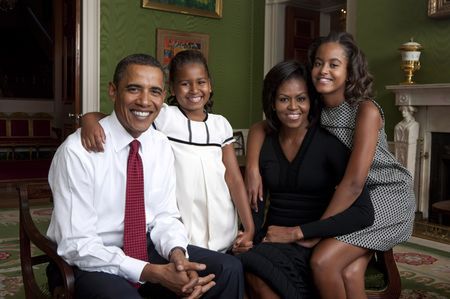 Co Michelle szepcze prezydentowi do ucha?