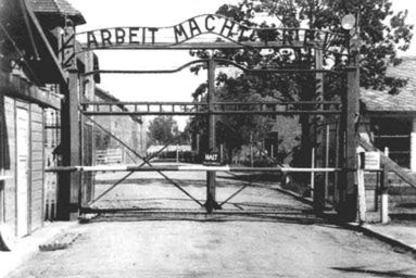 Oryginał napisu "Arbeit macht frei" powrócił nad bramę byłego KL Auschwitz