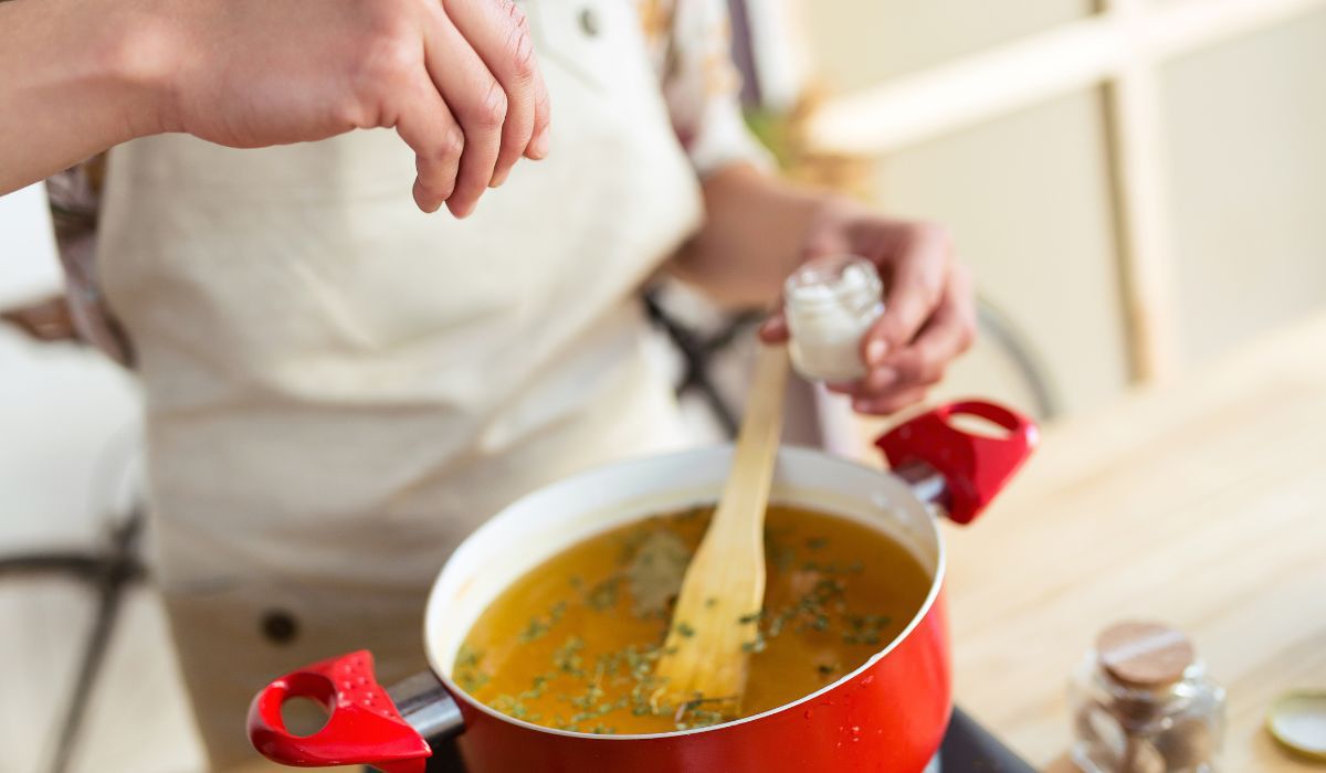 Przesoloną zupę możesz uratować - Pyszności; Fot. Adobe Stock