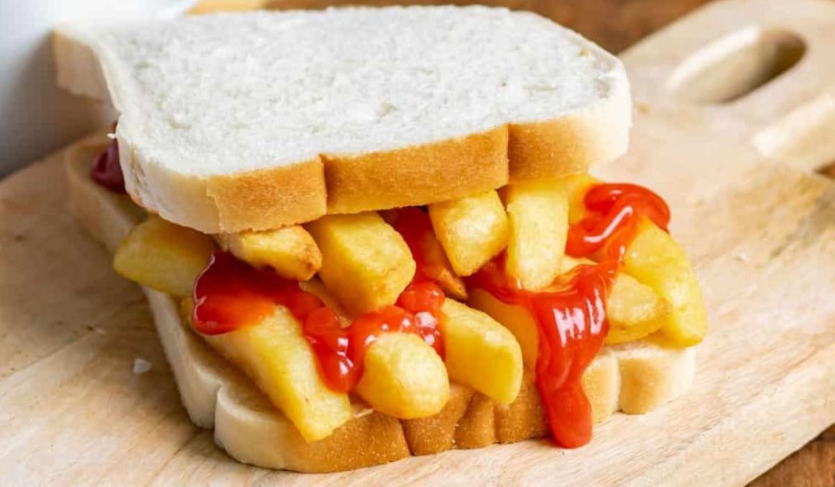 Chip butty, kanapka z frytkami; źródło: Canva