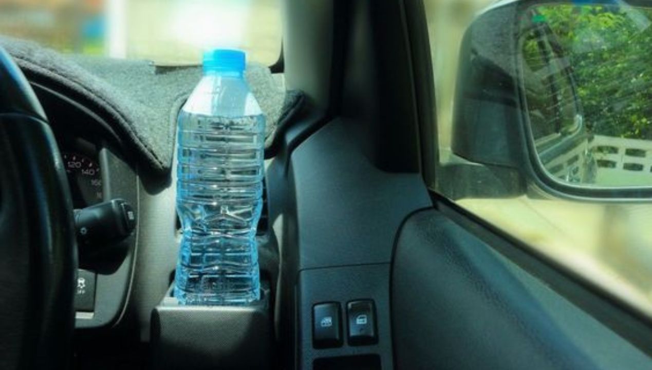 Nie zostawiaj butelki z wodą w samochodzie w upalne dni. To może doprowadzić do tragedii